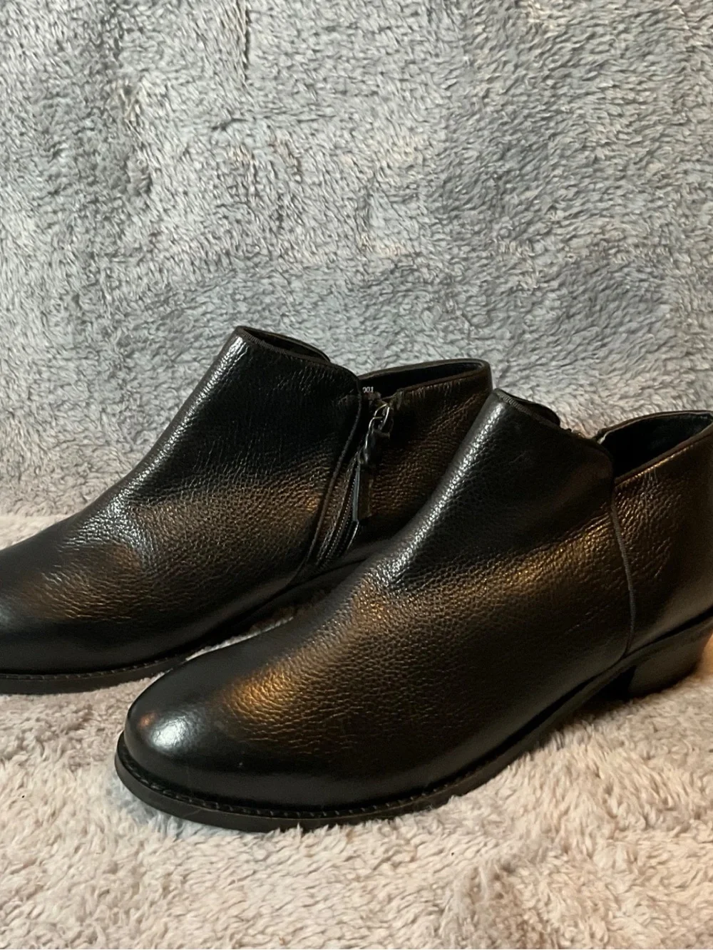 Softwalk Rocklin Women’s Leather Ankle Boot Black in Size 9M.